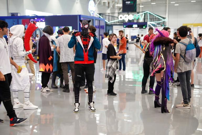 Oyun tutkunları Yenikapıda uzun kuyruklar oluşturdu