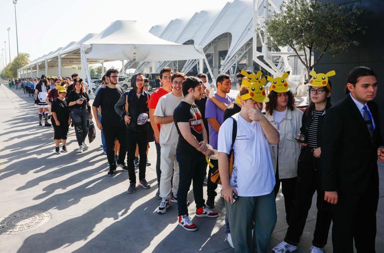 Oyun tutkunları Yenikapıda uzun kuyruklar oluşturdu