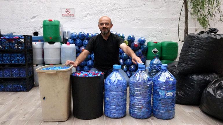 Plastik kapak biriktirip, öğrencilere kırtasiye desteğinde bulunuyor