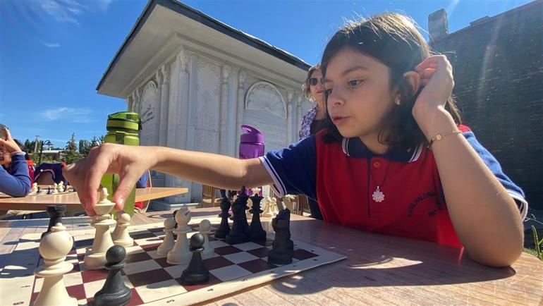 Karsta Sokakta satranç var