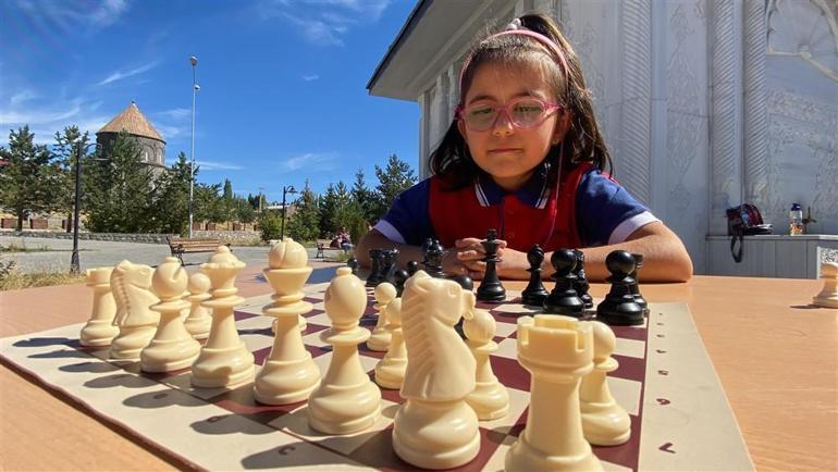 Karsta Sokakta satranç var