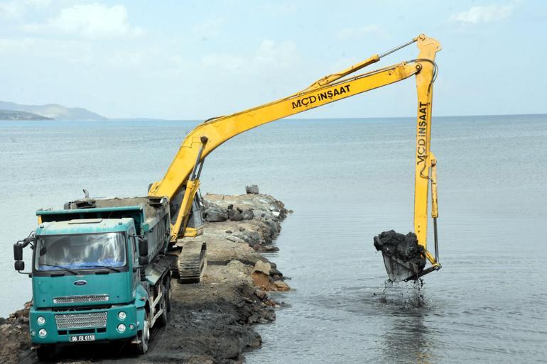 Van Gölünün Tatvan sahilinde 10 bin metreküp dip çamuru çıkarıldı