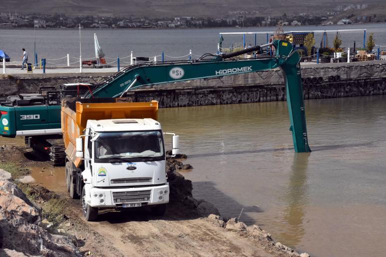 Van Gölünün Tatvan sahilinde 10 bin metreküp dip çamuru çıkarıldı