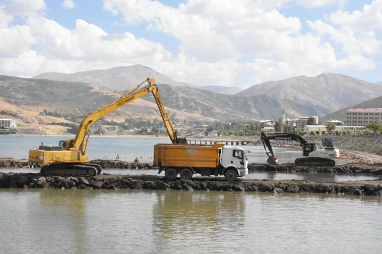 Van Gölünün Tatvan sahilinde 10 bin metreküp dip çamuru çıkarıldı