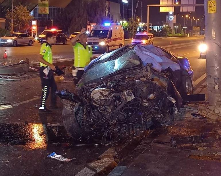 Otomobil refüjdeki korkuluklara çarptı: 2 ölü, 2 yaralı