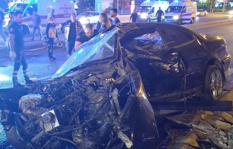 Otomobil refüjdeki korkuluklara çarptı: 2 ölü, 2 yaralı