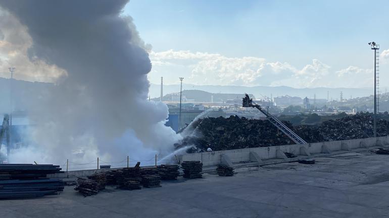 Dilovası, hurda deposunda dünden beri süren yangınla duman altında kaldı