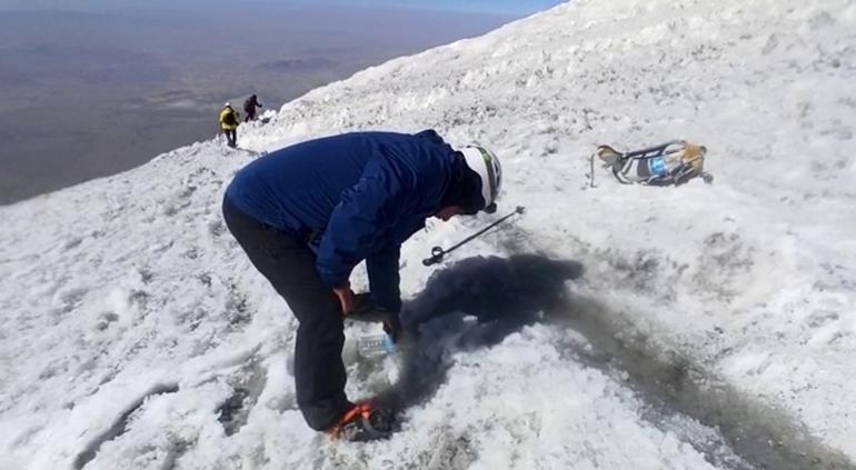 Ağrı Dağının zirvesinde kavun kesip, çay içtiler