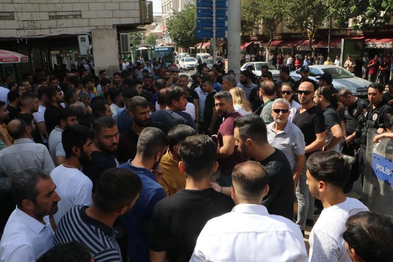 Polisin kaçak telefon satan iş yerlerine yaptığı baskında gerginlik yaşandı