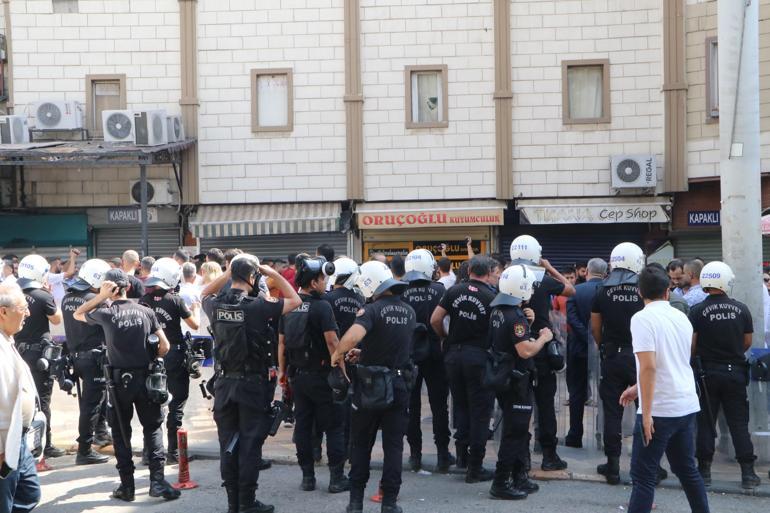 Polisin kaçak telefon satan iş yerlerine yaptığı baskında gerginlik yaşandı