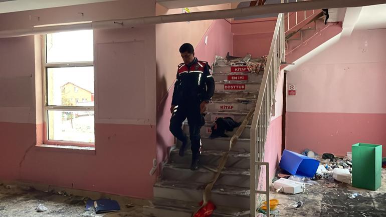 Boşaltılan okul binası, hırsızların hedefi oldu