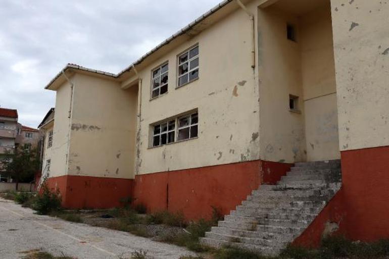 Boşaltılan okul binası, hırsızların hedefi oldu