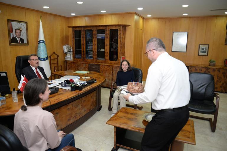 Rektörden hekim adayı ikizlere doğum günü sürprizi