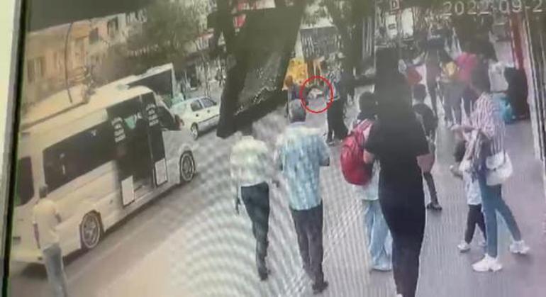 Elbisesi kapıya takılan kadın, otobüsün altında kalıp öldü; o anlar kamerada