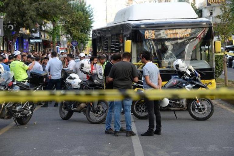 Elbisesi kapıya takılan kadın, otobüsün altında kalıp öldü; o anlar kamerada