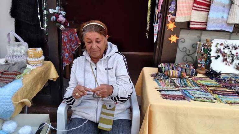72 yaşında, hem kanserle mücadele ediyor hem de ördüğü ürünleri satıyor