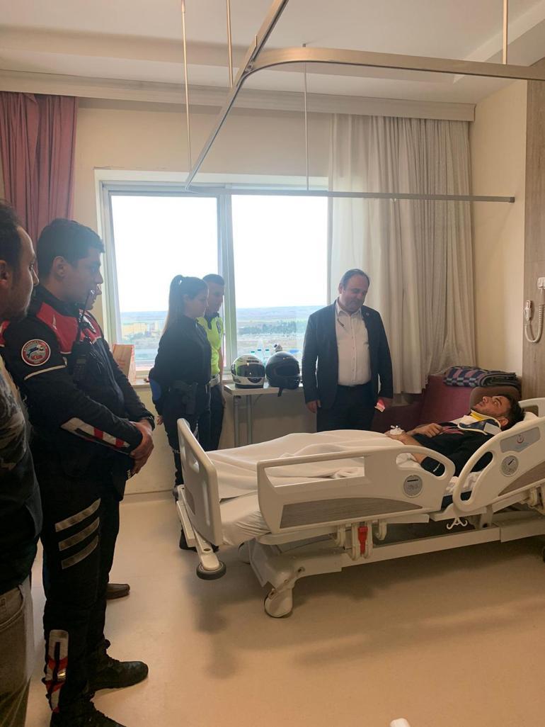 Kaskı sayesinde hayatta kalan motosiklet sürücüsüne yeni kask hediye edildi