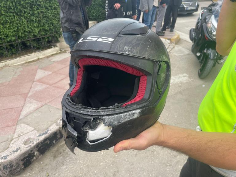 Kaskı sayesinde hayatta kalan motosiklet sürücüsüne yeni kask hediye edildi