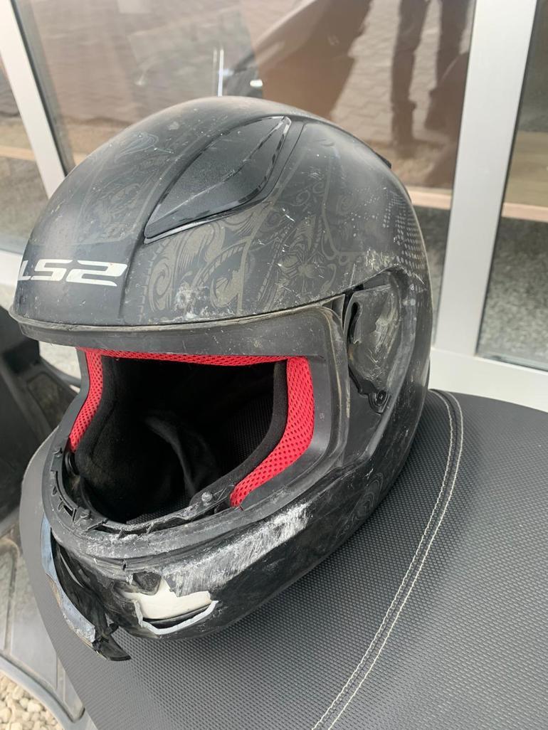 Kaskı sayesinde hayatta kalan motosiklet sürücüsüne yeni kask hediye edildi