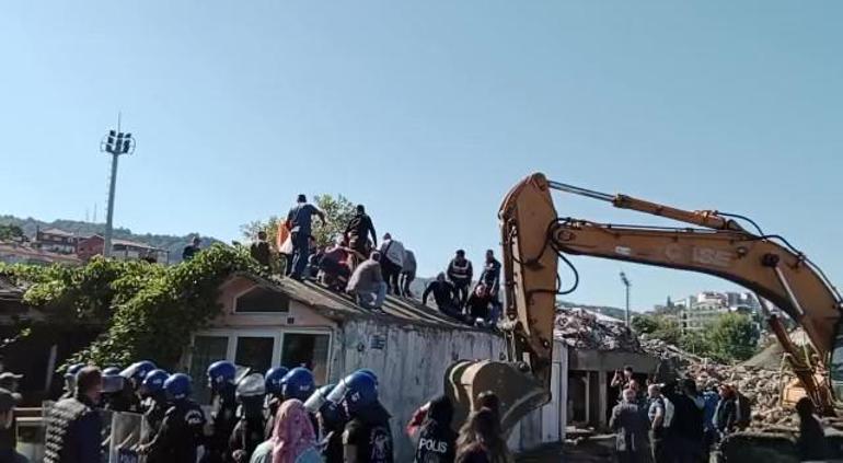 Son üzümleri, yıkım için gelen polislere dağıttı