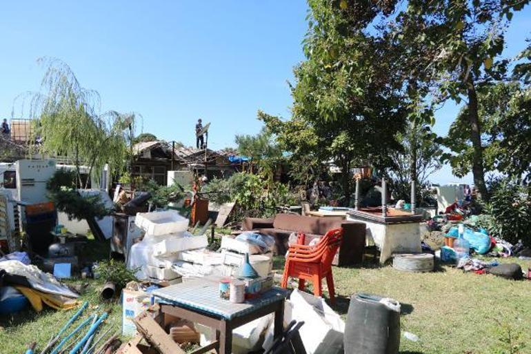 Son üzümleri, yıkım için gelen polislere dağıttı
