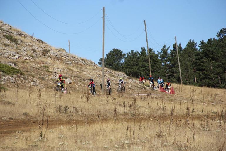 Dağ bisikleti sporcuları Dumanlı MTB Cup XCO’da mücadele etti