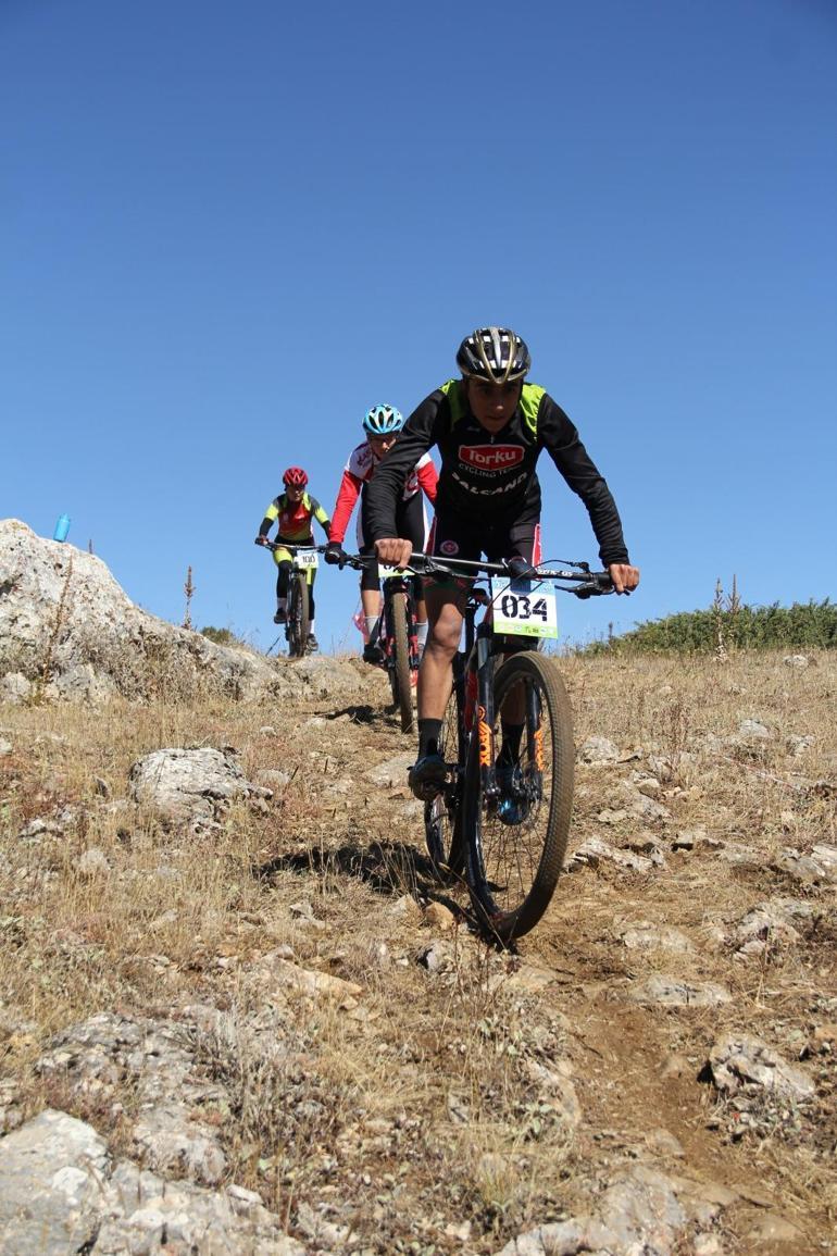 Dağ bisikleti sporcuları Dumanlı MTB Cup XCO’da mücadele etti