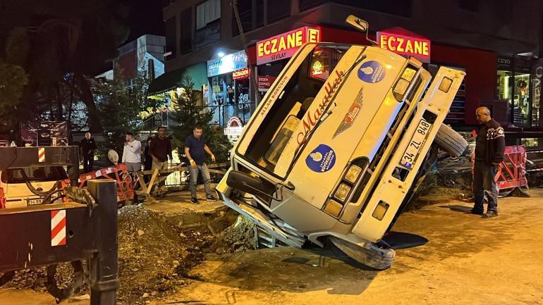 Üsküdarda İSKİ çalışmasında kamyonet çukura düştü