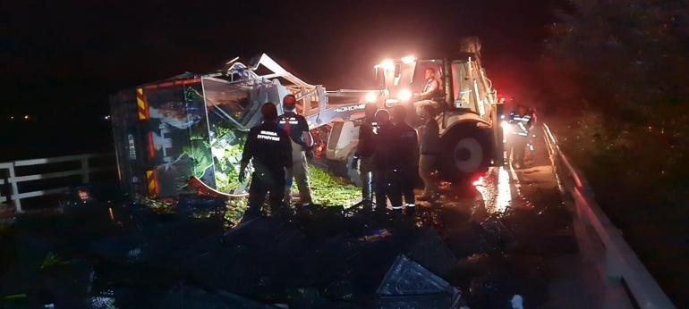 Bursada mevsimlik tarım işçilerini taşıyan kamyonet ile kamyon çarpıştı: 1 ölü, 5 yaralı
