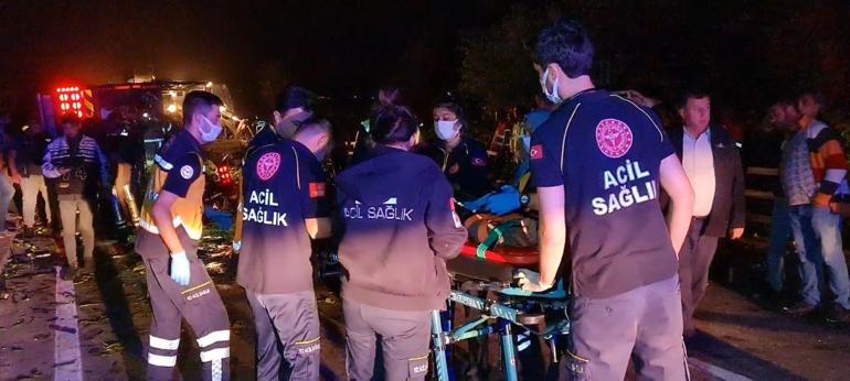 Bursada mevsimlik tarım işçilerini taşıyan kamyonet ile kamyon çarpıştı: 1 ölü, 5 yaralı