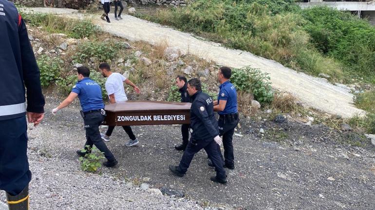 3 katlı evindeki yangında dumandan etkilenip öldü