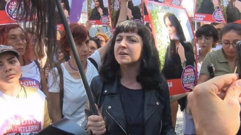 İranlı Mahsa Amini için saçtan bayraklı protesto