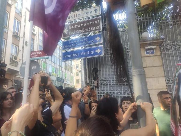 İranlı Mahsa Amini için saçtan bayraklı protesto