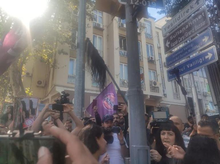 İranlı Mahsa Amini için saçtan bayraklı protesto