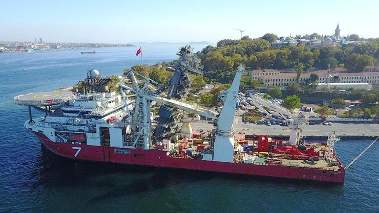 Karadeniz Gaz Sahasında kabloları denizin tabanına döşeyecek gemi İstanbul Boğazı girişinde