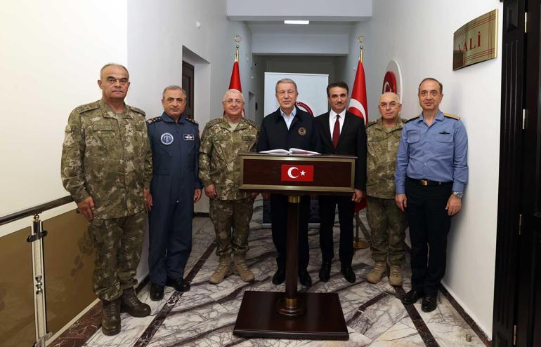 Bakan Akar, Ispartada komando sözleşmeli erlerin mezuniyet törenine katıldı