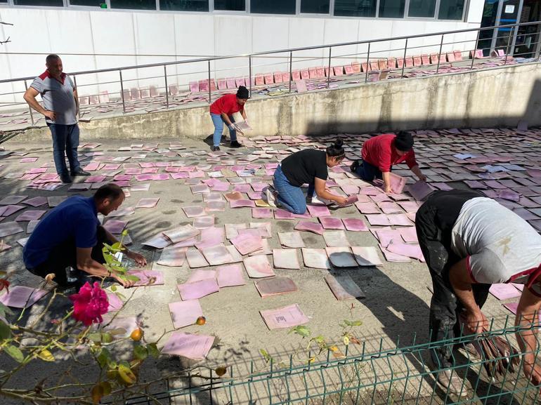 Selde ıslanan dosyalar kurumaya bırakıldı