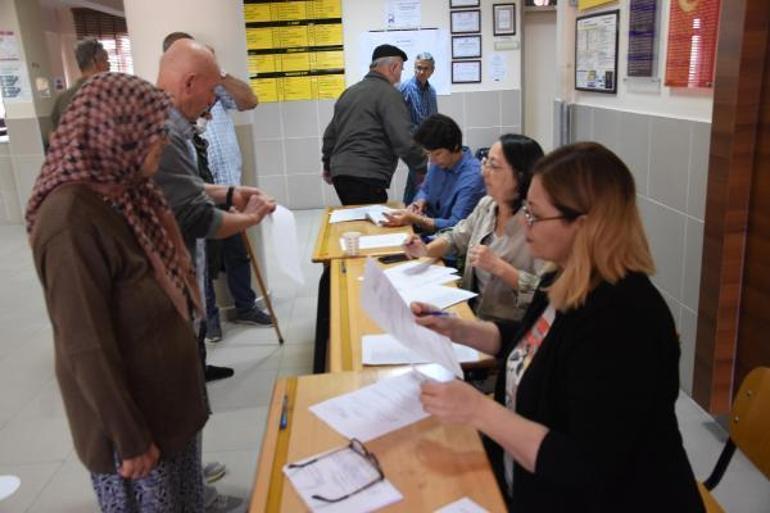 Bulgaristandaki erken genel seçim için oy verme işlemi başladı