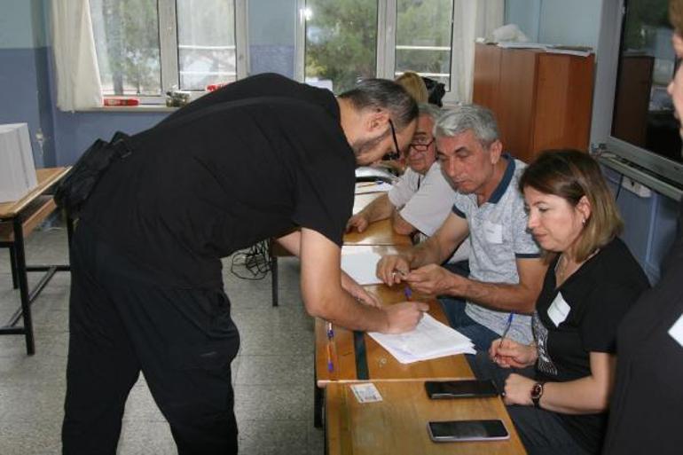 Bulgaristandaki erken genel seçim için oy verme işlemi başladı