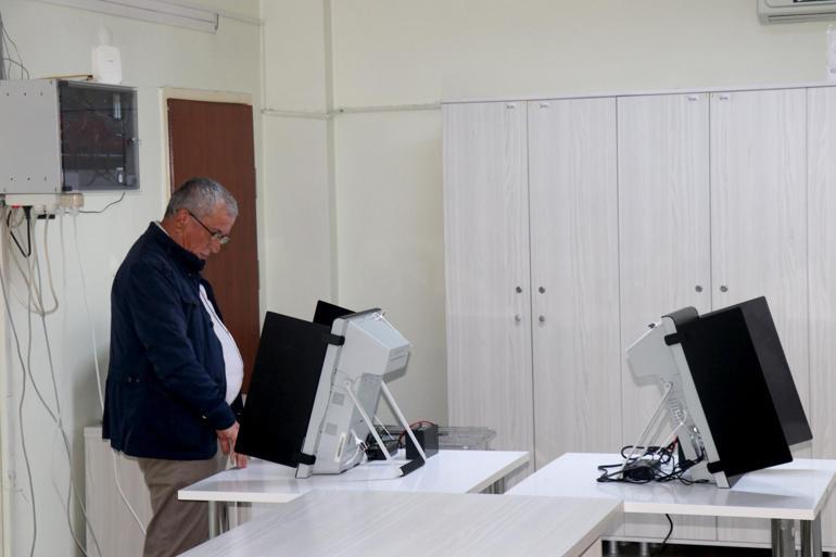 Bulgaristandaki erken genel seçim için oy verme işlemi başladı