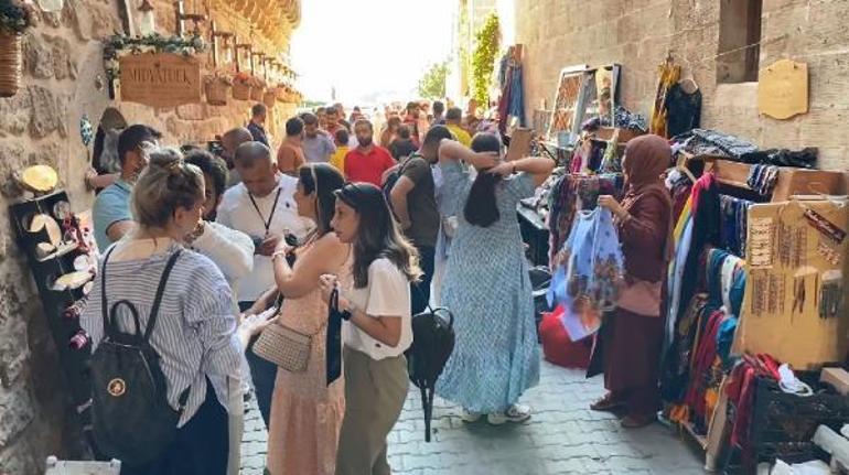 Midyat’ta turistler halayla karşılandı, yöreye özgü ürünler ikram edildi