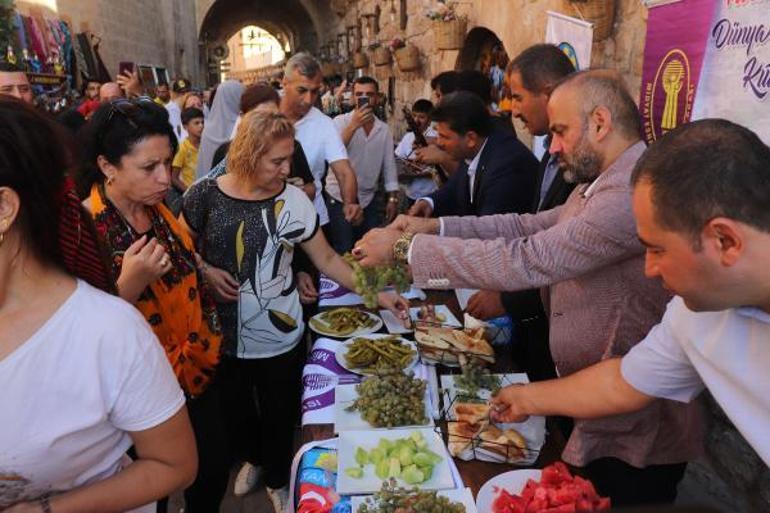 Midyat’ta turistler halayla karşılandı, yöreye özgü ürünler ikram edildi