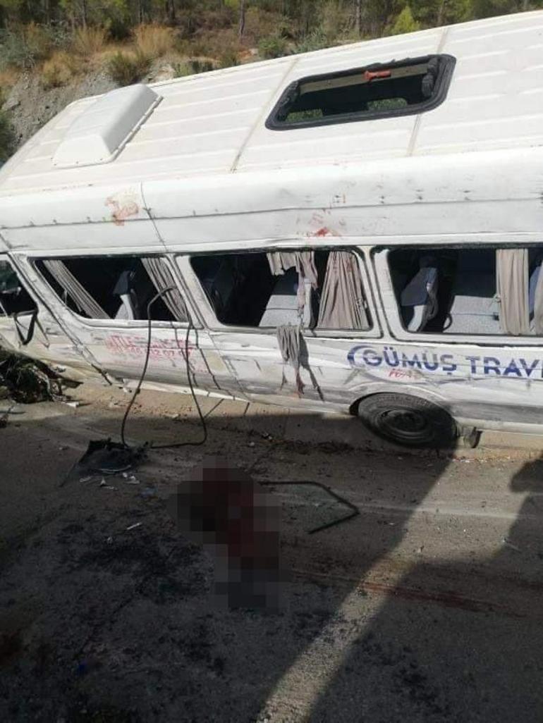 Muğlada tur minibüsü otomobile çarptı: 1i ağır 8 yaralı
