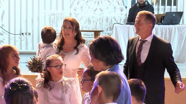 Düğün dansını down sendromlu öğrencileriyle yaptı