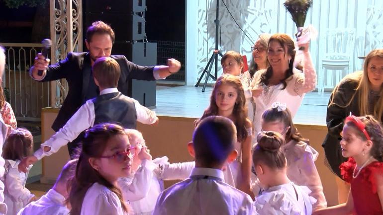 Düğün dansını down sendromlu öğrencileriyle yaptı