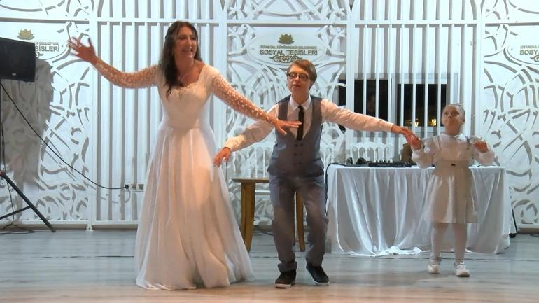 Düğün dansını down sendromlu öğrencileriyle yaptı