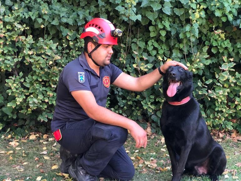 Ölen babasının yerine can kurtarmaya devam ediyor