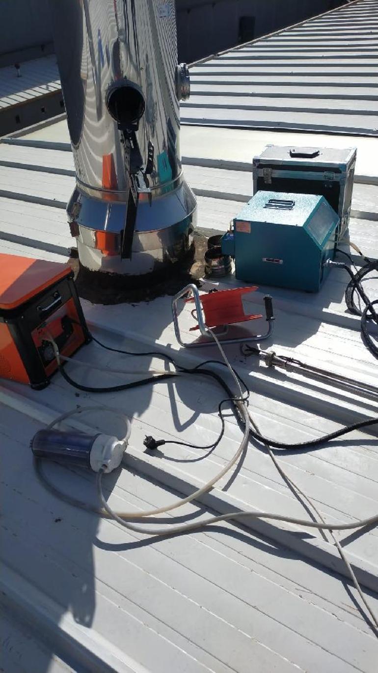 Baca tamiri yaparken elektrik akımına kapılan işçi, itfaiye merdiveniyle indirildi