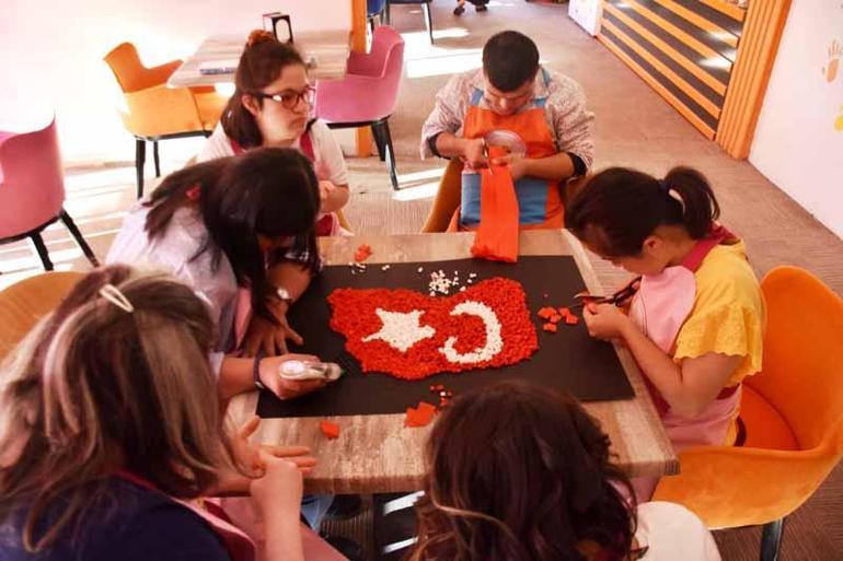 Down sendromlular, hem çalışıp hem eğitim görüyor