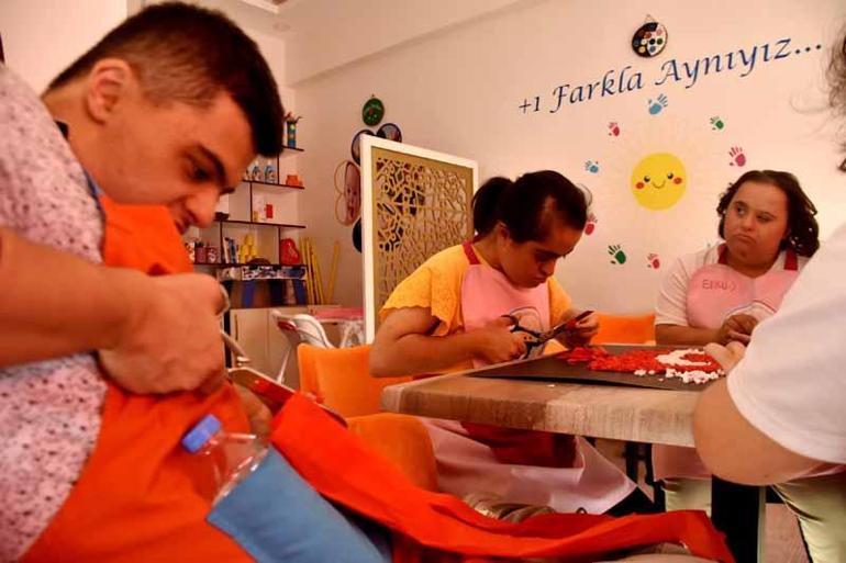 Down sendromlular, hem çalışıp hem eğitim görüyor